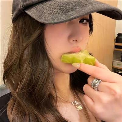 与一位女士合影